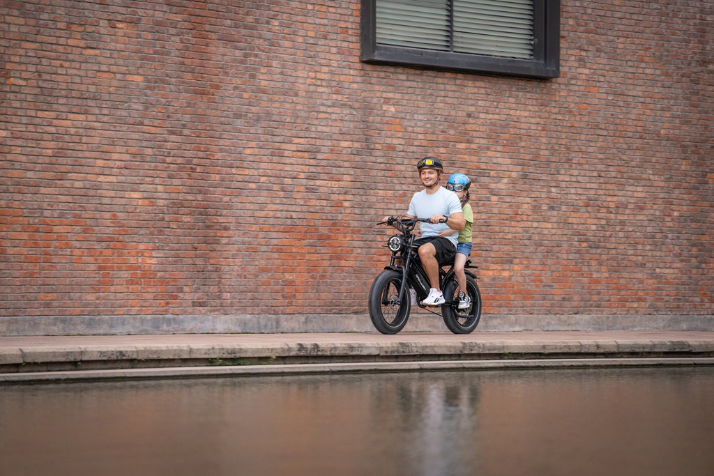 Navigating Rough Roads: Why E-Bikes With Fat Tire Are the Best Choice for Commuters